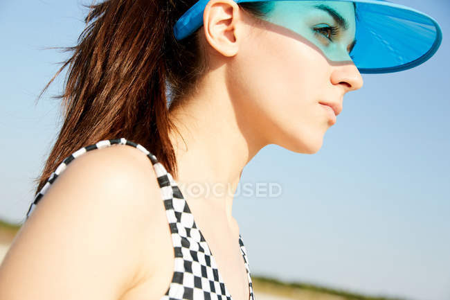 Mulher de viseira azul — Fotografia de Stock