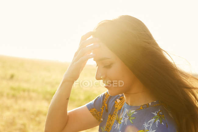 Girl in wheat field — Stock Photo