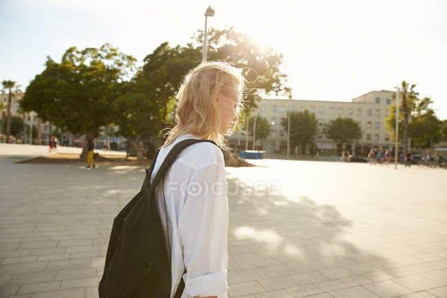 Vista laterale del viaggiatore a piedi con borsa sulla strada a Barcellona — Foto stock