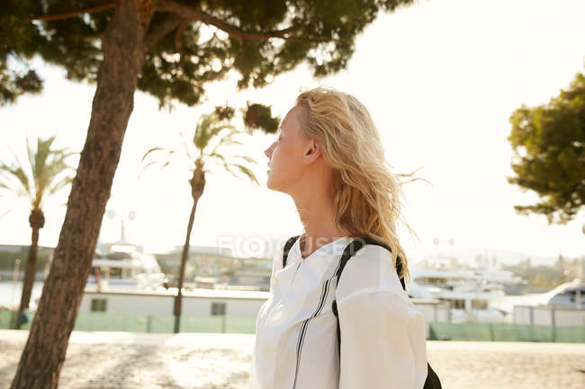 Vista laterale di donna attraente in piedi su banchina a Barcellona — Foto stock