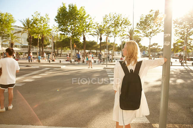 Вид ззаду жінки з сумкою, що стоїть на вулиці в Барселоні — стокове фото