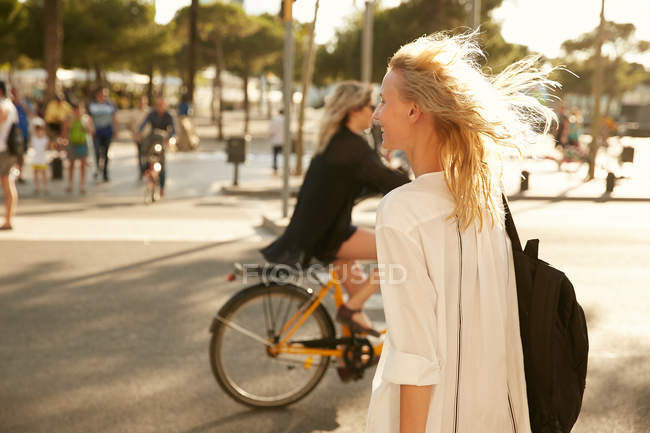 Mulher feliz andando com saco na rua em barcelona — Fotografia de Stock