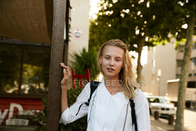 Jeune femme avec sac regardant caméra sur la rue à Barcelone — Photo de stock