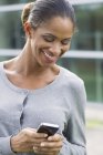 Frau SMS mit Smartphone — Stockfoto