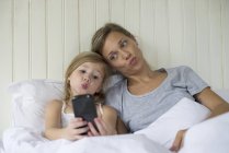 Mother and daughter posing for selfie — Stock Photo