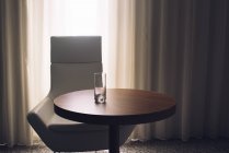 Пустой стакан на столе — стоковое фото