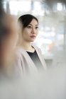 Retrato de asiático mujer de negocios en movimiento - foto de stock