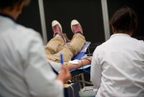 Человек, сдающий кровь в больнице, обрезанный — стоковое фото
