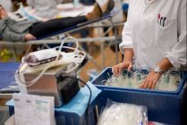 Trabajador sanitario clasificando bolsas de sangre - foto de stock