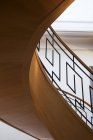 Спиральная лестница в доме — стоковое фото