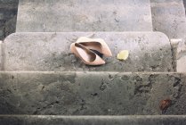 Обувь на высоком каблуке на лестнице — стоковое фото