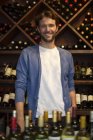 Barman em bar de vinhos, retrato — Fotografia de Stock