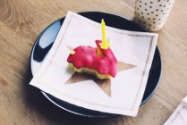 Pastel con vela de cumpleaños - foto de stock