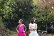 Meninas de pé juntos ao ar livre, ambos olhando para longe com raiva — Fotografia de Stock