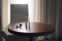 Copo de água e medicação na mesa — Fotografia de Stock