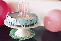 Tarta de cumpleaños con unicornios - foto de stock
