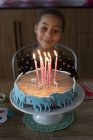 Chica preparándose para soplar velas en pastel de cumpleaños - foto de stock