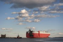 Grande nave da carico nel porto di Boston — Foto stock