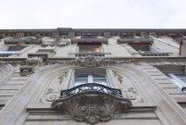 Balcone con caratteristica bassorilievo ornato — Foto stock
