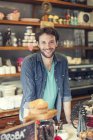 Barbuto sorridente proprietario della caffetteria — Foto stock