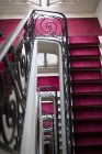 Escalier avec tapis rouge — Photo de stock
