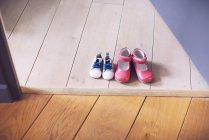 Sapatos infantis lado a lado — Fotografia de Stock