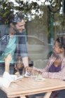 Официант разговаривает с клиентом в кафе — стоковое фото