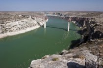 Puente alto sobre el río Pecos - foto de stock