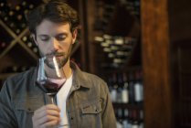 Sommelier avaliando a qualidade do copo de vinho — Fotografia de Stock