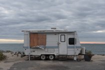 Wohnmobil am Strand geparkt — Stockfoto