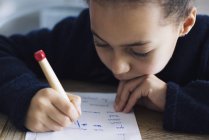 Mädchen macht Hausaufgaben, Nahaufnahme — Stockfoto
