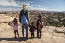 Famiglia che esamina vista panoramica nel Parco nazionale di Canyonlands, Utah, Stati Uniti — Foto stock