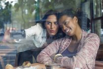 Amigas tomando selfie en la cafetería - foto de stock