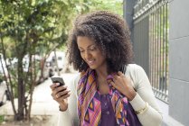 Afro-américaine femme en utilisant un téléphone portable — Photo de stock