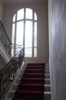Treppe mit schmiedeeisernem Geländer — Stockfoto