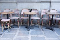 Mesas e cadeiras no café — Fotografia de Stock