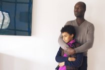 Africano americano padre abrazando hijo - foto de stock