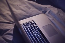 Laptop computer on the bed0 — Stock Photo