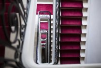 Спиральная лестница с красной дорожкой — стоковое фото
