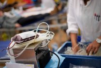 Gesundheitshelfer sortiert Säcke mit Blut — Stockfoto