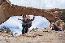 Bambini che esplorano vicino a Owachomo Bridge, Natural Bridges National Monument, Utah, USA — Foto stock
