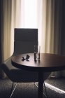 Склянка води і ліків на столі — стокове фото