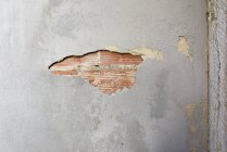 Fechar de parede Deteriorating durante o dia — Fotografia de Stock