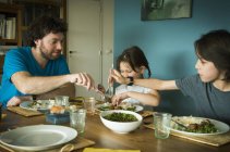 Family eating dinner together — Stock Photo