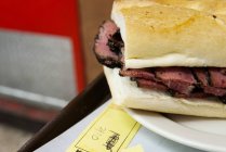 Gros plan de Pastrami deli sandwich sur l'assiette — Photo de stock