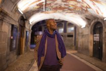 Voyageur admirant les graffitis au plafond dans le tunnel — Photo de stock