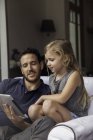 Батько і дочка використовують цифровий планшет разом — стокове фото