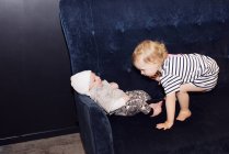 Тодлер грає з немовлям-братом — стокове фото