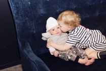 Bambino che abbraccia il fratellino — Foto stock