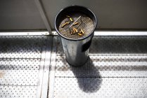 Rabos de cigarro em cinzeiro ao ar livre — Fotografia de Stock
